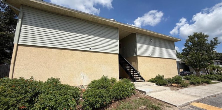 Condo in Brandon, Florida, 2 bedrooms  № 2220007