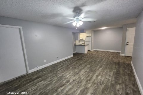 Condo in Brandon, Florida, 2 bedrooms  № 2220007 - photo 8
