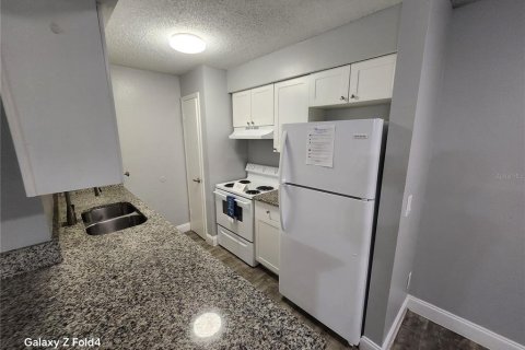 Condo in Brandon, Florida, 2 bedrooms  № 2220007 - photo 9