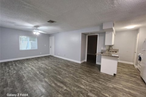 Condo in Brandon, Florida, 2 bedrooms  № 2220007 - photo 7