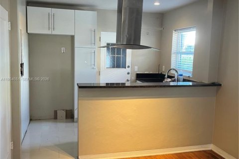 Casa en alquiler en Miami Beach, Florida, 2 dormitorios, 100.15 m2 № 2153305 - foto 17