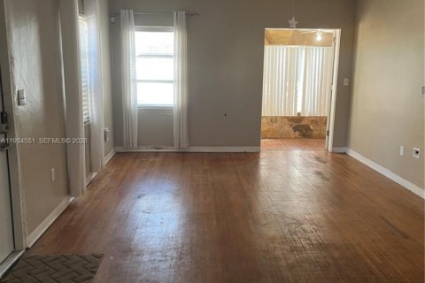 Casa en alquiler en Miami Beach, Florida, 2 dormitorios, 100.15 m2 № 2153305 - foto 14