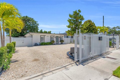 House in Miami, Florida 3 bedrooms, 79.71 sq.m. № 1892886 - photo 2