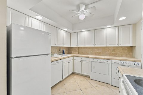 Condo in Lauderdale-by-the-Sea, Florida, 2 bedrooms № 2412808 - photo 6