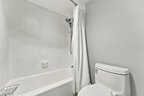 Condo in Lauderdale-by-the-Sea, Florida, 2 bedrooms № 2412808 - photo 21