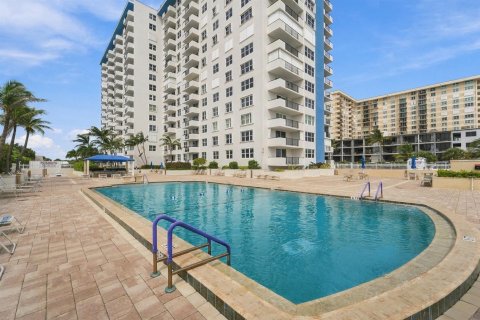 Condo in Lauderdale-by-the-Sea, Florida, 2 bedrooms № 2412808 - photo 20