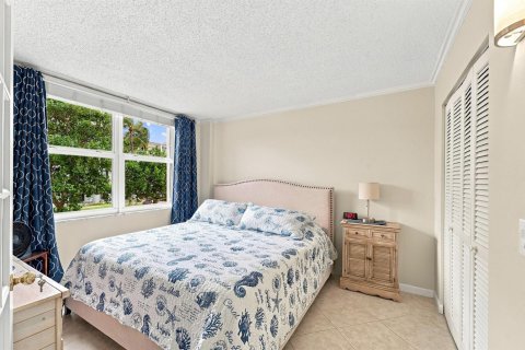 Condo in Lauderdale-by-the-Sea, Florida, 2 bedrooms № 2412808 - photo 16