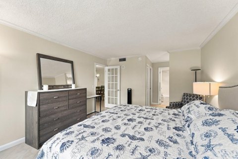 Condo in Lauderdale-by-the-Sea, Florida, 2 bedrooms № 2412808 - photo 11