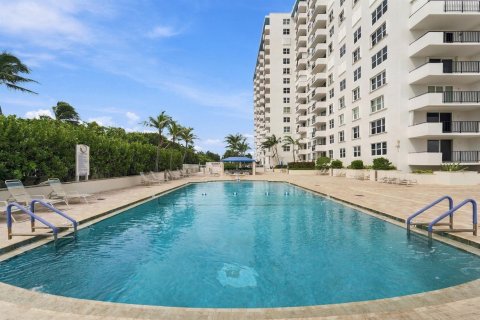 Condo in Lauderdale-by-the-Sea, Florida, 2 bedrooms № 2412808 - photo 22