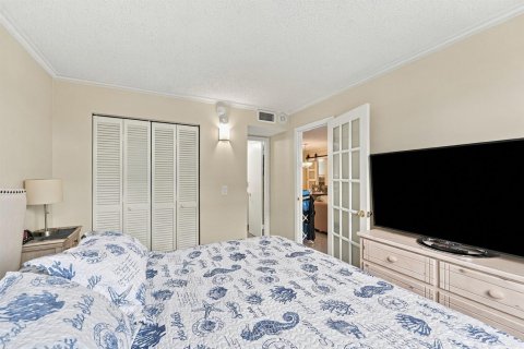 Condo in Lauderdale-by-the-Sea, Florida, 2 bedrooms № 2412808 - photo 18