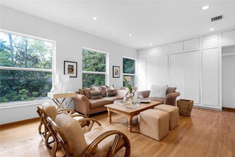 House in Miami, Florida 3 bedrooms, 213.86 sq.m. № 2067450 - photo 11