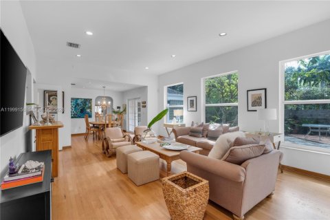 House in Miami, Florida 3 bedrooms, 213.86 sq.m. № 2067450 - photo 12