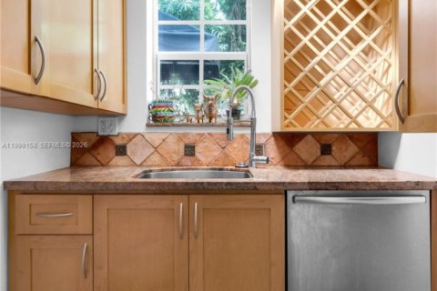 House in Miami, Florida 3 bedrooms, 213.86 sq.m. № 2067450 - photo 15