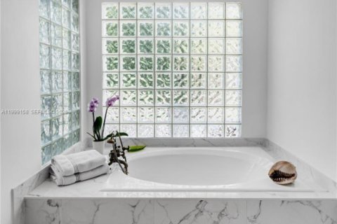 House in Miami, Florida 3 bedrooms, 213.86 sq.m. № 2067450 - photo 20