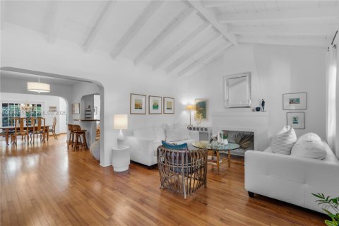 House in Miami, Florida 3 bedrooms, 213.86 sq.m. № 2067450 - photo 5