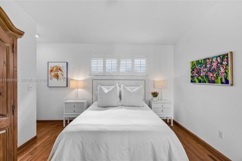 House in Miami, Florida 3 bedrooms, 213.86 sq.m. № 2067450 - photo 16