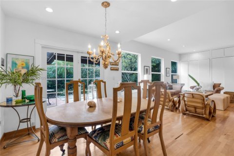 House in Miami, Florida 3 bedrooms, 213.86 sq.m. № 2067450 - photo 9