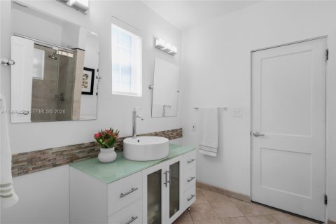 House in Miami, Florida 3 bedrooms, 213.86 sq.m. № 2067450 - photo 25