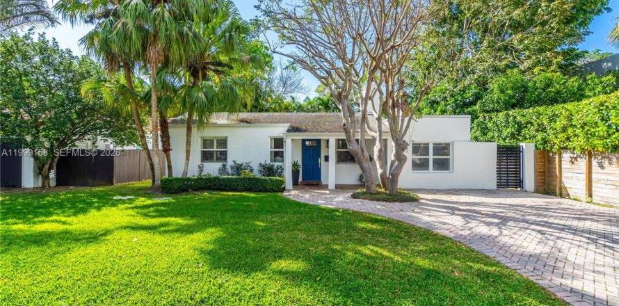 House in Miami, Florida 3 bedrooms, 213.86 sq.m. № 2067450