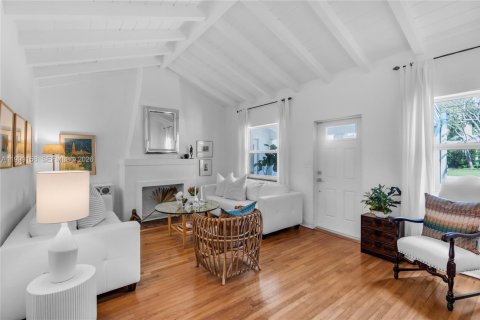 House in Miami, Florida 3 bedrooms, 213.86 sq.m. № 2067450 - photo 4