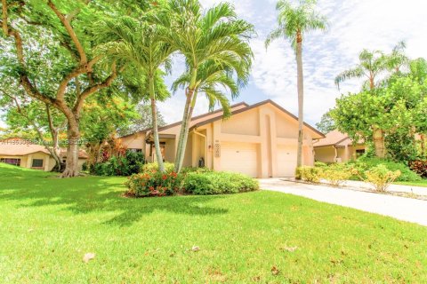 House in Delray Beach, Florida 3 bedrooms, 144.37 sq.m. № 1875744 - photo 1