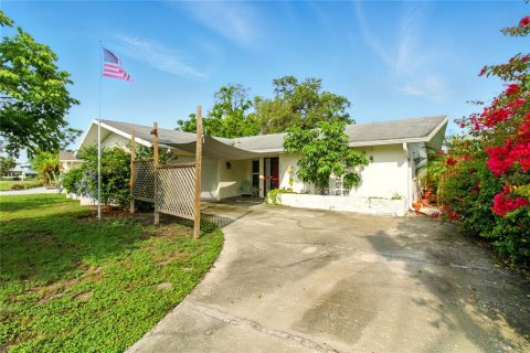 Casa en venta en New Port Richey, Florida, 2 dormitorios, 141.95 m2 № 1771062 - foto 1