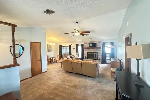 Villa ou maison à louer à Fruitland Park, Floride: 2 chambres, 147.16 m2 № 2413973 - photo 3