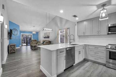 Townhouse in Miami, Florida 3 bedrooms, 116.41 sq.m. № 2029993 - photo 2