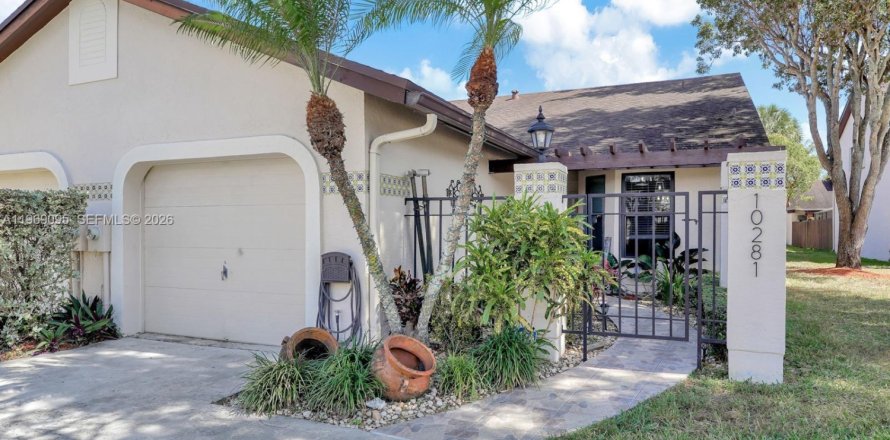 Townhouse in Miami, Florida 3 bedrooms, 116.41 sq.m. № 2029993