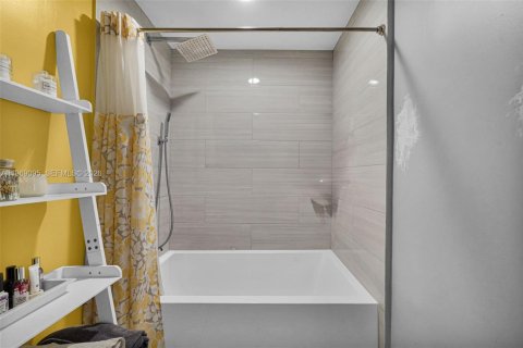 Townhouse in Miami, Florida 3 bedrooms, 116.41 sq.m. № 2029993 - photo 12