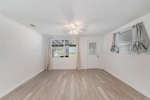 House in Largo, Florida 3 bedrooms, 62.34 sq.m. № 1902440 - photo 2