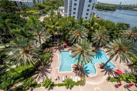 Condo in Sunny Isles Beach, Florida, 2 bedrooms  № 2040454