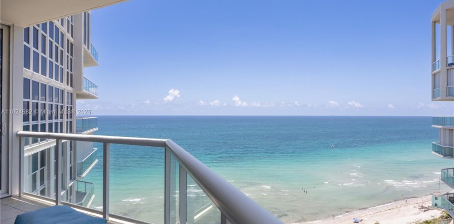 Condominio en Hollywood, Florida, 3 dormitorios  № 1790670