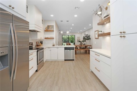 Townhouse in Weston, Florida 2 bedrooms, 128.76 sq.m. № 1834225 - photo 3