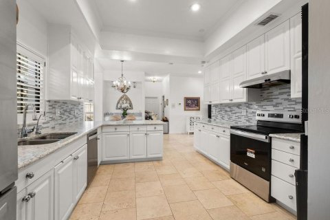 House in Windermere, Florida 5 bedrooms, 438.13 sq.m. № 2197448 - photo 21