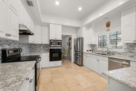 House in Windermere, Florida 5 bedrooms, 438.13 sq.m. № 2197448 - photo 22