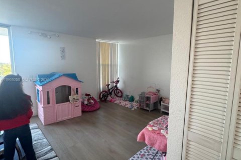 Condo in North Miami, Florida, 1 bedroom № 2030939 - photo 11