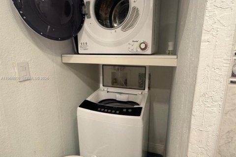 Condo in North Miami, Florida, 1 bedroom № 2030939 - photo 19