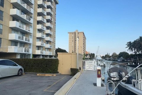 Condo in North Miami, Florida, 1 bedroom № 2030939 - photo 28