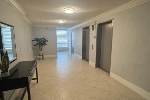 Condo in North Miami, Florida, 1 bedroom № 2030939 - photo 22