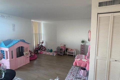 Condo in North Miami, Florida, 1 bedroom № 2030939 - photo 14