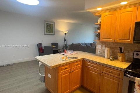 Condo in North Miami, Florida, 1 bedroom № 2030939 - photo 13