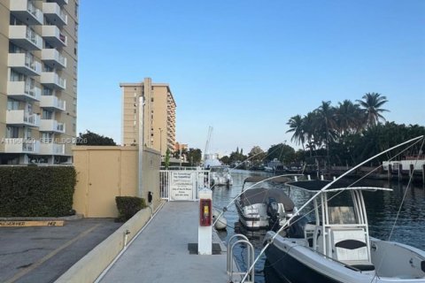 Condo in North Miami, Florida, 1 bedroom № 2030939 - photo 27