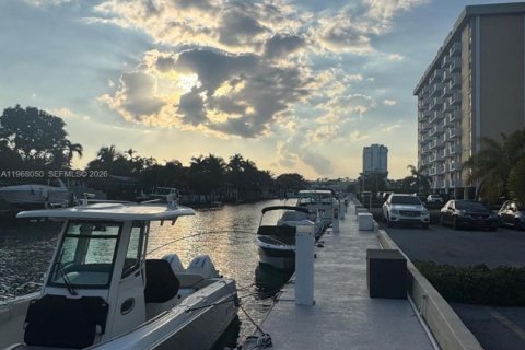 Condo in North Miami, Florida, 1 bedroom № 2030939 - photo 26