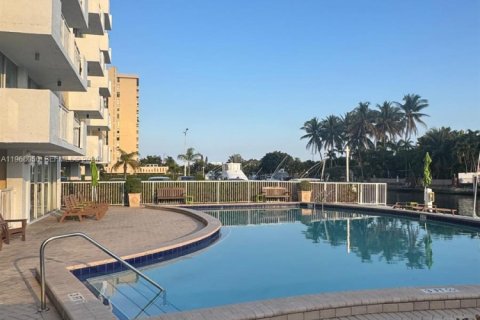 Condo in North Miami, Florida, 1 bedroom № 2030939 - photo 25