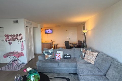 Condo in North Miami, Florida, 1 bedroom № 2030939 - photo 8