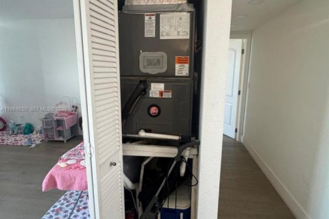 Condo in North Miami, Florida, 1 bedroom № 2030939 - photo 15