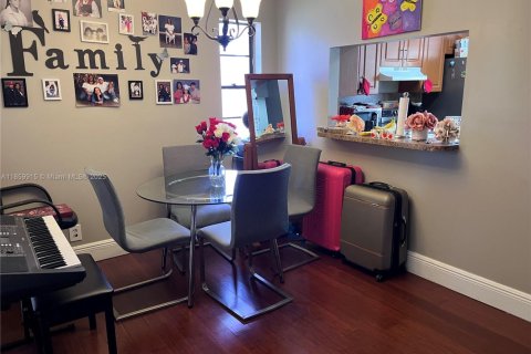 House in Hialeah, Florida 2 bedrooms, 86.58 sq.m. № 1888354 - photo 6