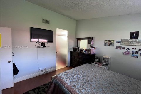 House in Hialeah, Florida 2 bedrooms, 86.58 sq.m. № 1888354 - photo 11