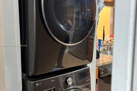 House in Hialeah, Florida 2 bedrooms, 86.58 sq.m. № 1888354 - photo 26